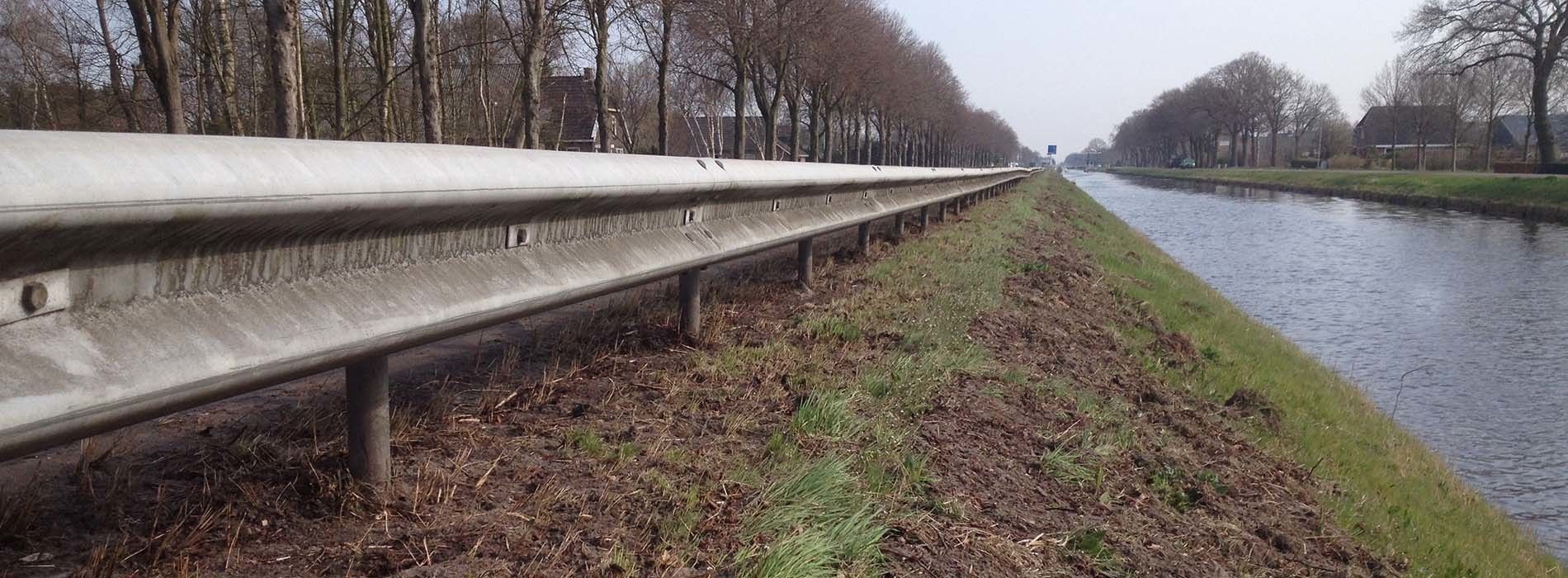 Un canal, la route et des accotés