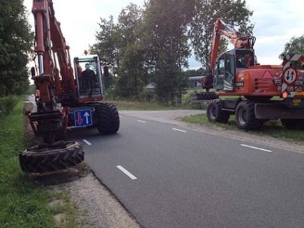 Deux machines oranges sur la route 