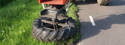 Roue de tracteur sur l'herbe