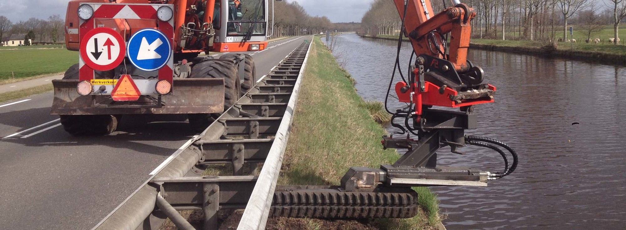 Machines en train d'accoter sur toute de campagne