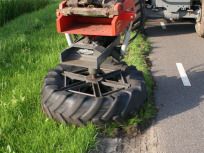 Roue de tracteur dans l'herbe